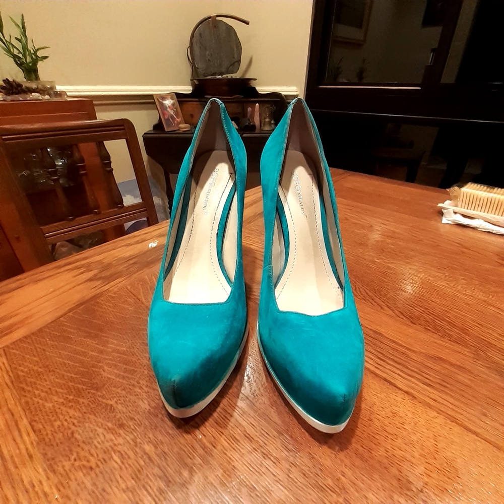 BCBGENERATION suede Pump Heels size 8 Bright teal